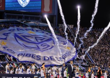 Vélez dio un golpe sobre la mesa