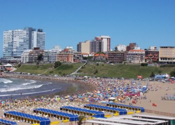 Verano 2025: cuál es el precio para alquilar una carpa en las playas de la Costa Atlántica en las próximas vacaciones