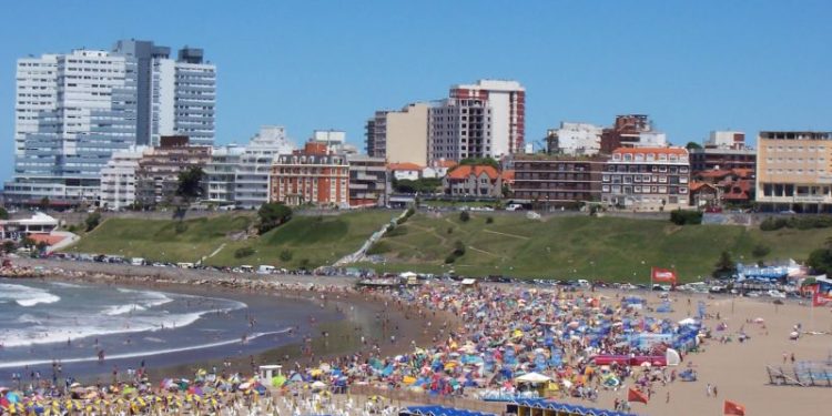 Verano 2025: cuál es el precio para alquilar una carpa en las playas de la Costa Atlántica en las próximas vacaciones
