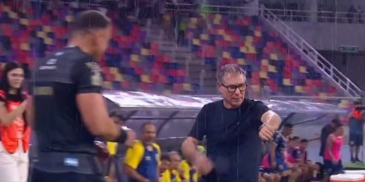 Video: bajo la lluvia, el abrazo de Holan al cuarto árbitro en su primera victoria con Central