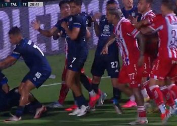 Video: Botta hizo el clásico festejo del Hombre Araña, hubo una pelea y lo tiraron al piso