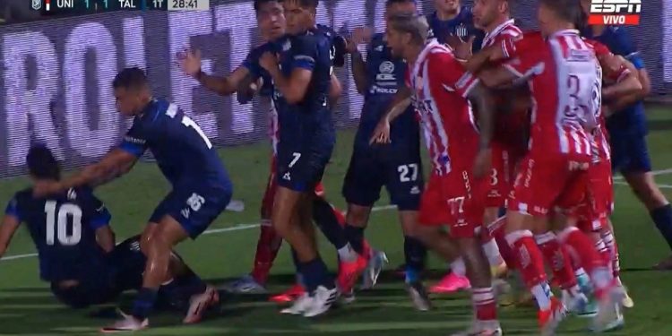 Video: Botta hizo el clásico festejo del Hombre Araña, hubo una pelea y lo tiraron al piso