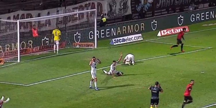 Video: el gol legítimo que le anularon a Platense contra Riestra