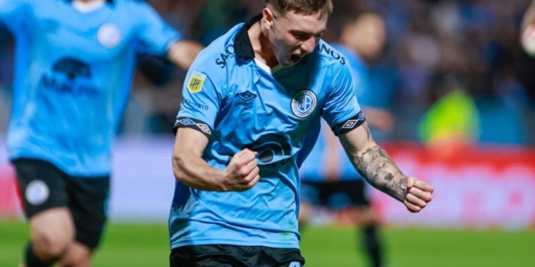 Video: el golazo de taco del pibe Lucco