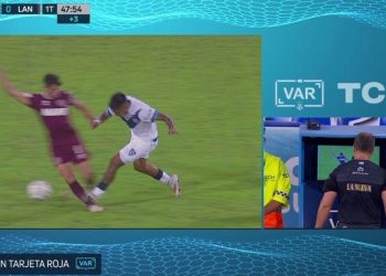 Video: el patadón que dejó a Vélez con diez en el primer tiempo ante Lanús