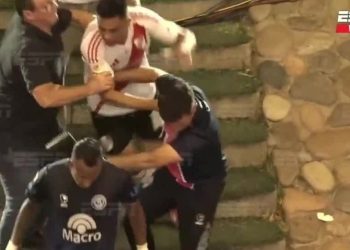 Video: el Pity Martínez fue a buscar a Sebastián Villa en las escaleras hacia el vestuario