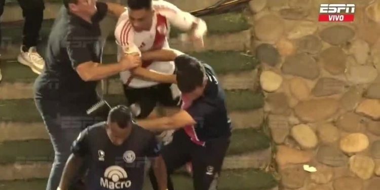 Video: el Pity Martínez fue a buscar a Sebastián Villa en las escaleras hacia el vestuario