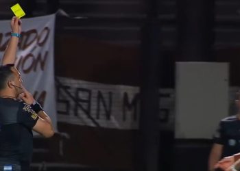 Video: Espinoza lo amonestó por hablar con un compañero