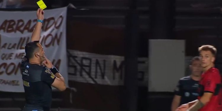 Video: Espinoza lo amonestó por hablar con un compañero