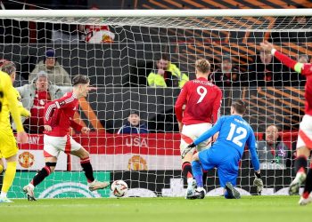 Video: Garnacho aprovechó un blooper y metió un precoz gol no look