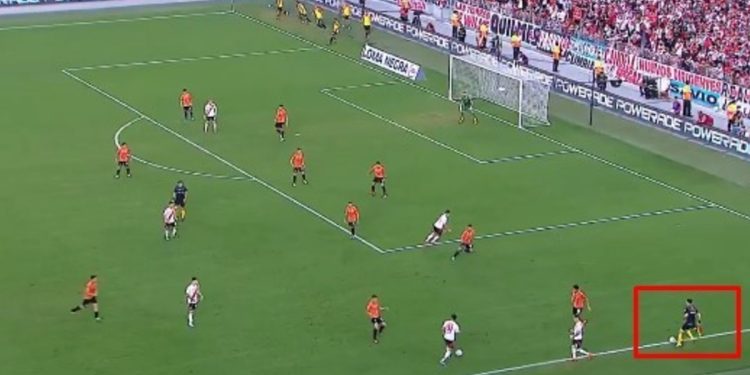 Video insólito: el juez de línea metió una pelota al campo en River-Banfield