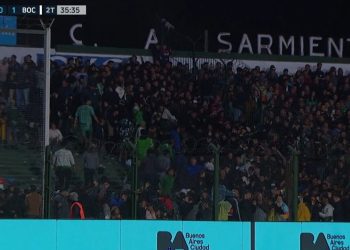 Video: la pelea en una de las tribunas de Sarmiento contra hinchas de Boca infiltrados