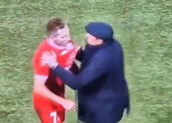 Video: se enfureció por una expulsión y zamarreó a su jugador
