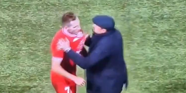 Video: se enfureció por una expulsión y zamarreó a su jugador