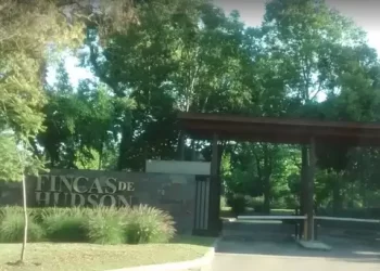 Locura y crimen en Hudson: un joven de 16 años mató a tiros a su padre, hirió a su madre y está prófugo. Curiosamente dos fuerzas en el lugar