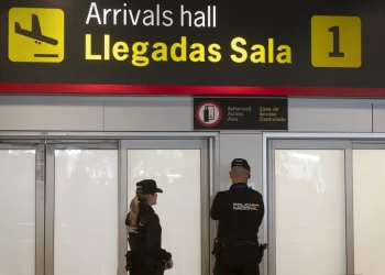 Detenido en Barajas con 4 kilos de cocaína escondidos en 11 envases de bebidas y colonias