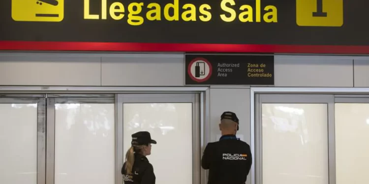 Detenido en Barajas con 4 kilos de cocaína escondidos en 11 envases de bebidas y colonias