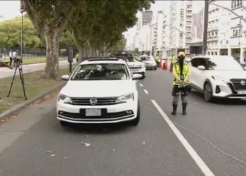 Tensión en Retiro: Diplomático ruso en aparente estado de ebriedad se niega a realizar control de alcoholemia