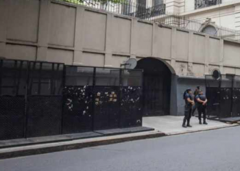 Denuncias de vecinos contra la embajada rusa: ocupación de espacios públicos y falta de respuesta de las autoridades – video-