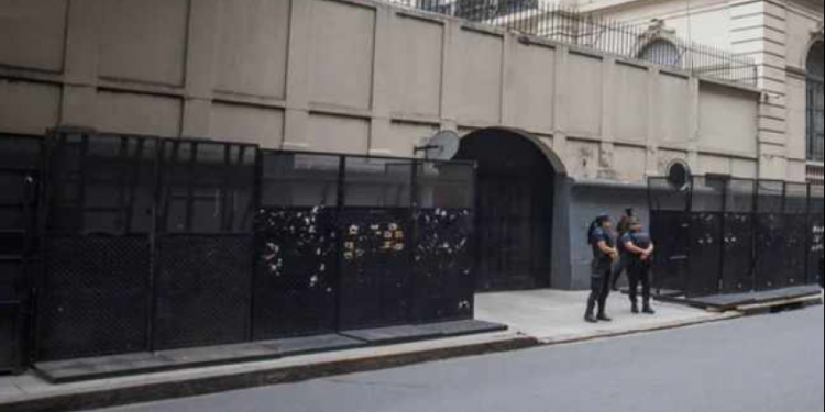 Denuncias de vecinos contra la embajada rusa: ocupación de espacios públicos y falta de respuesta de las autoridades – video-