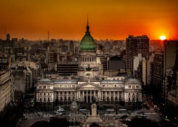 Tras Ficha Limpia: Gobierno enfocado en lo internacional deja de lado negociaciones en el Congreso, donde anochece