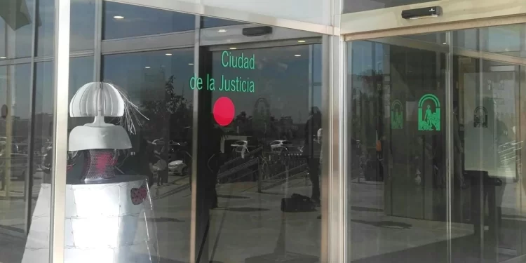 Abusaba de sus sobrinas menores de edad mientras «jugaba» con ellas en una piscina de Málaga