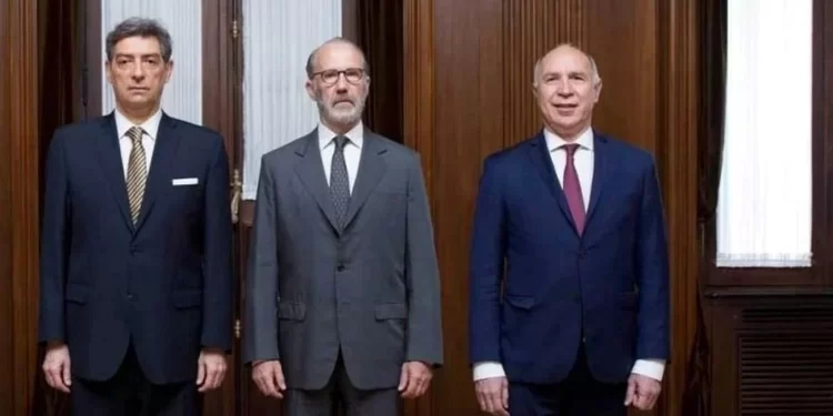 La Corte Suprema hizo saber que podrá funcionar con tres ministros y el gobierno respondió con dureza