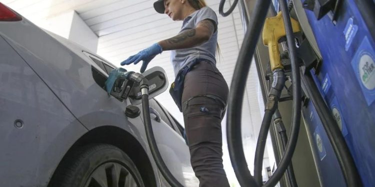 El 2025 arranca con nuevo aumento de los combustibles, en YPF será menor a la inflación