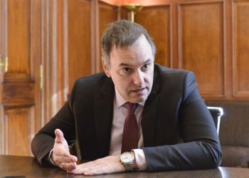 Adorni le puso nota a Milei y dejó una dura mirada sobre la gestión de Macri: “Se quedó sin nafta”