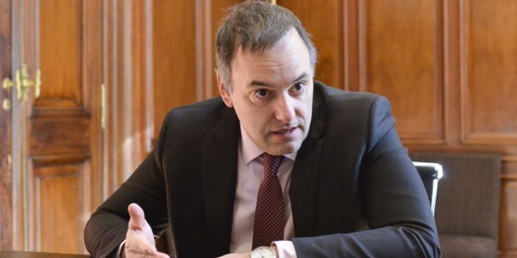 Adorni le puso nota a Milei y dejó una dura mirada sobre la gestión de Macri: “Se quedó sin nafta”