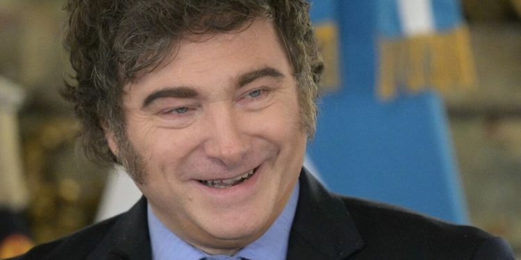 Positivo: Una encuesta otorga a Milei un muy alto porcentaje de aprobación, pero señala sus formas