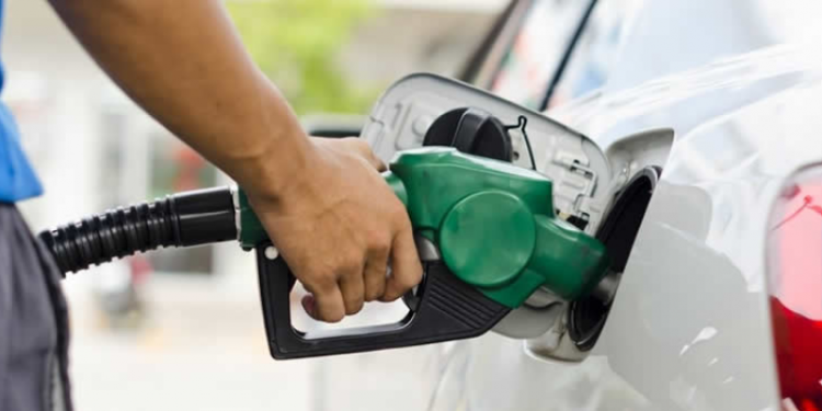 Aumentan la nafta y el gasoil a partir del viernes 3 de enero: ¿cuánto costará el litro?