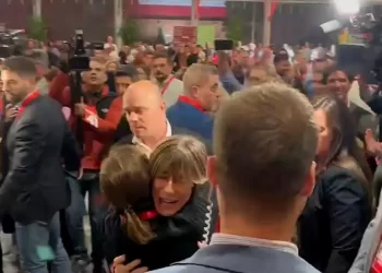 Begoña Gómez aparece por sorpresa en el congreso del PSOE: «Estoy bien»