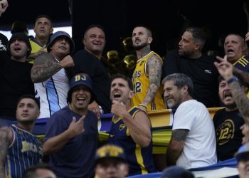 Benedetto, en medio de la 12, volvió a la Bombonera