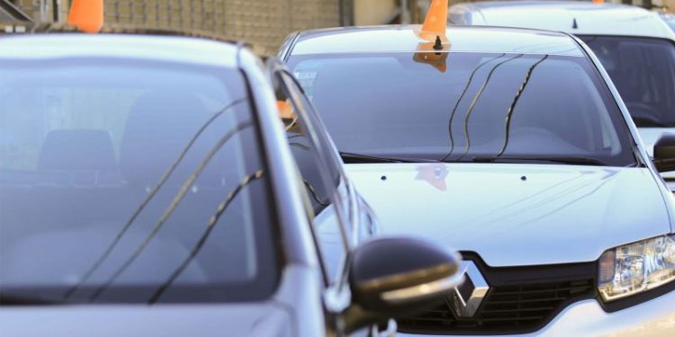 Cambian las transferencias: el Gobierno modificó el trámite que afecta a la compraventa de autos usados