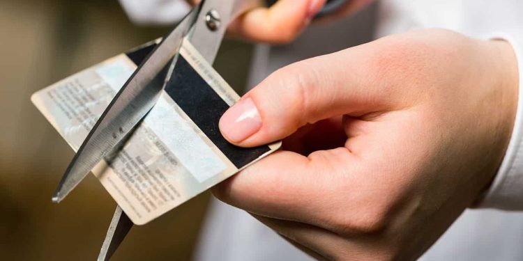 Cancelación automática de tarjetas de crédito