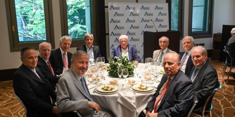 Caputo, con empresarios top: sintonía y algunos reproches