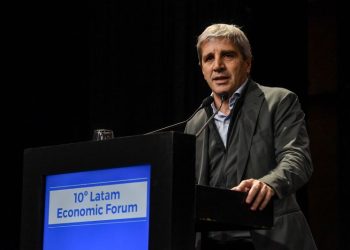 Caputo sale a renovar vencimientos con más letras y bonos a tasa fija