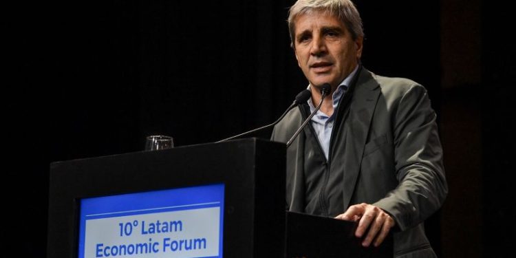 Caputo sale a renovar vencimientos con más letras y bonos a tasa fija