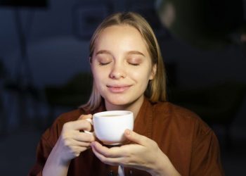 Chau azúcar: qué recomienda un neurólogo ponerle al café todas las mañanas para cuidar la memoria y el cerebro