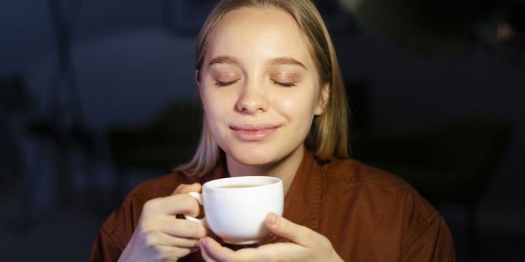 Chau azúcar: qué recomienda un neurólogo ponerle al café todas las mañanas para cuidar la memoria y el cerebro