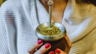 El yuyo para el mate que deshincha el abdomen y alivia los dolores estomacales