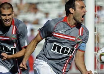 ¡De locos! El Chavo Desábato dirige a Vélez ante Estudiantes