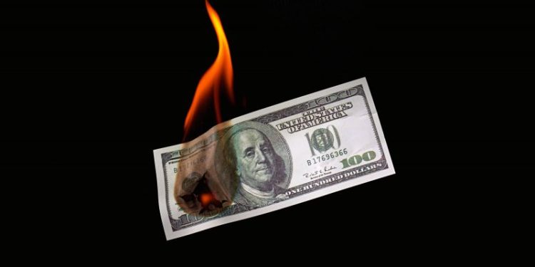 Derrumbe del dólar: las operaciones que tiran abajo la cotización