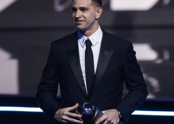 Dibu Martínez volvió a ganar el premio The Best al mejor arquero del mundo