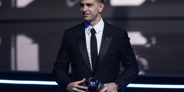 Dibu Martínez volvió a ganar el premio The Best al mejor arquero del mundo