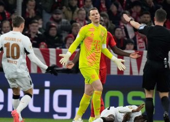 Diez años después del topetazo a Higuaín, expulsaron a Manuel Neuer en Alemania