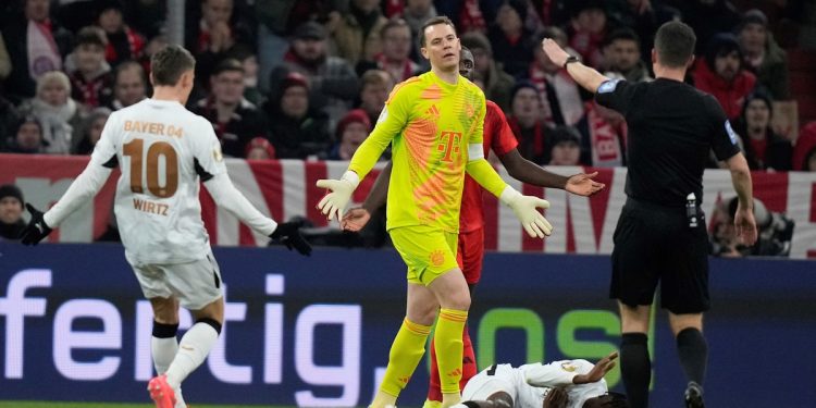 Diez años después del topetazo a Higuaín, expulsaron a Manuel Neuer en Alemania