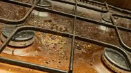 Ni vinagre ni bicarbonato: el método mágico para limpiar la grasa pegada del horno y las asaderas en un santiamén