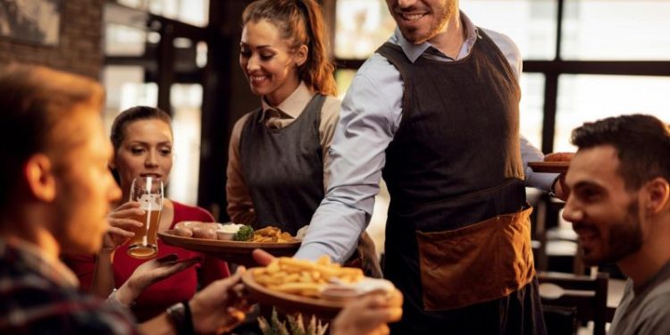 El antiguo restaurante porteño que ofrece un servicio de tenedor libre imperdible y es recomendado por expertos en gastronomía